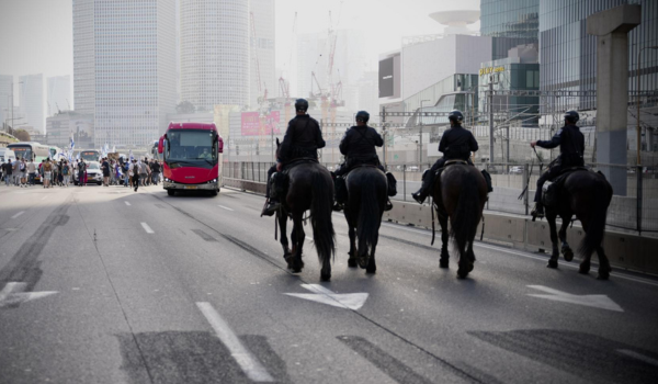שוטרים על סוסים בהפגנה